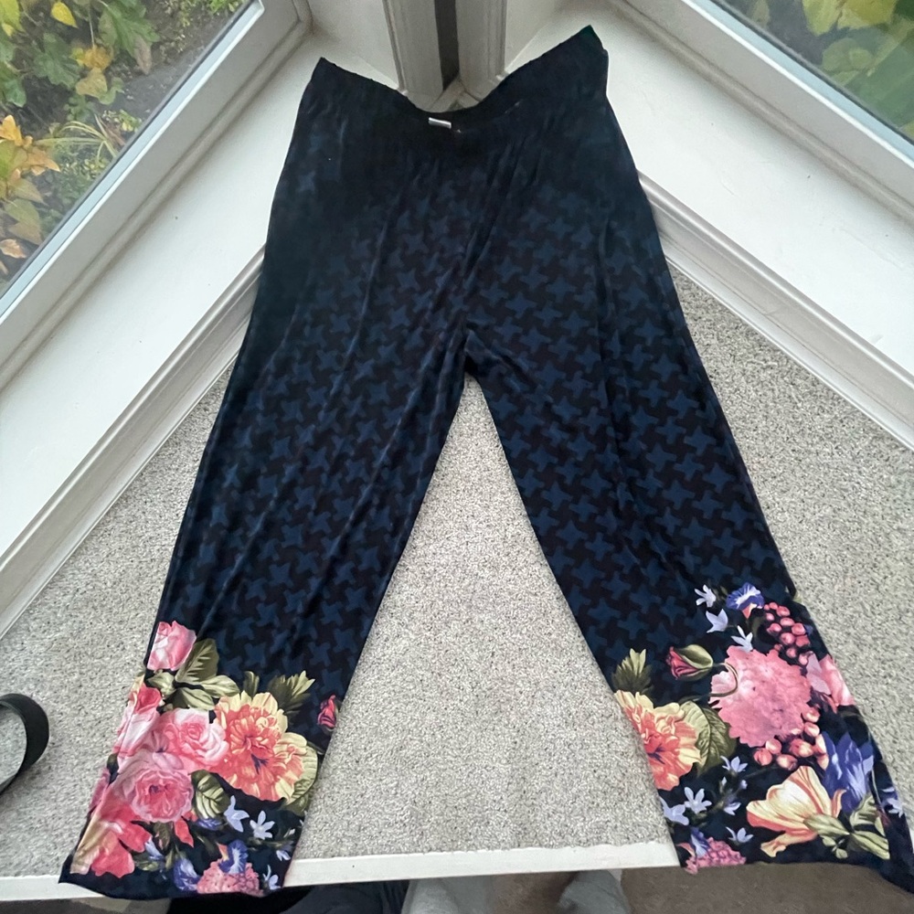 Flowy straight leg leggings with Floral design on ankle